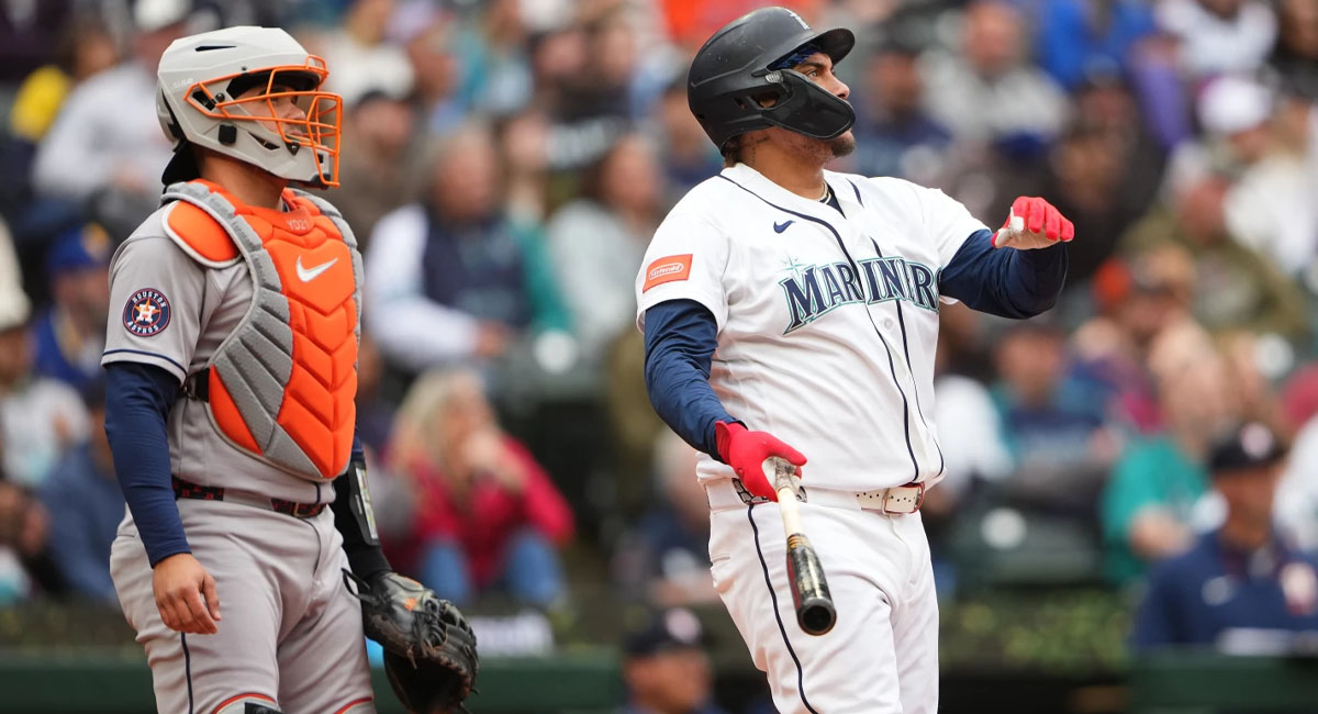 Naylor mira el vuelo de la esférica tras conectar su primer jonrón