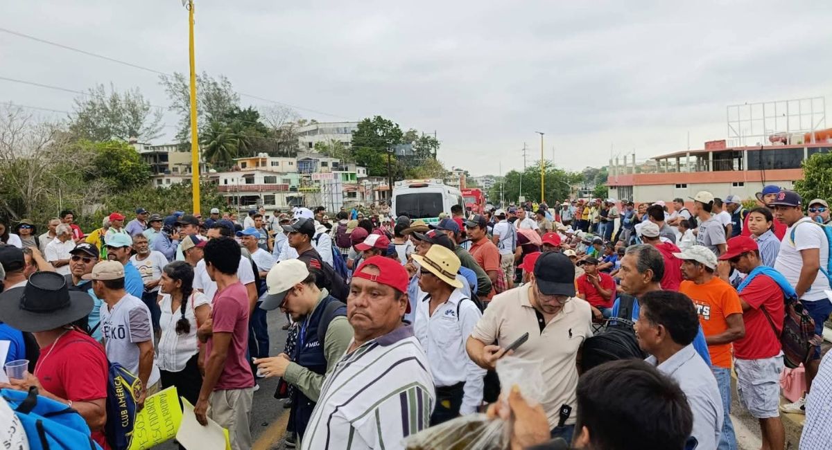 Pescadores de Veracruz bloquean vías; exigen apoyos económicos por derrame de hidrocarburo