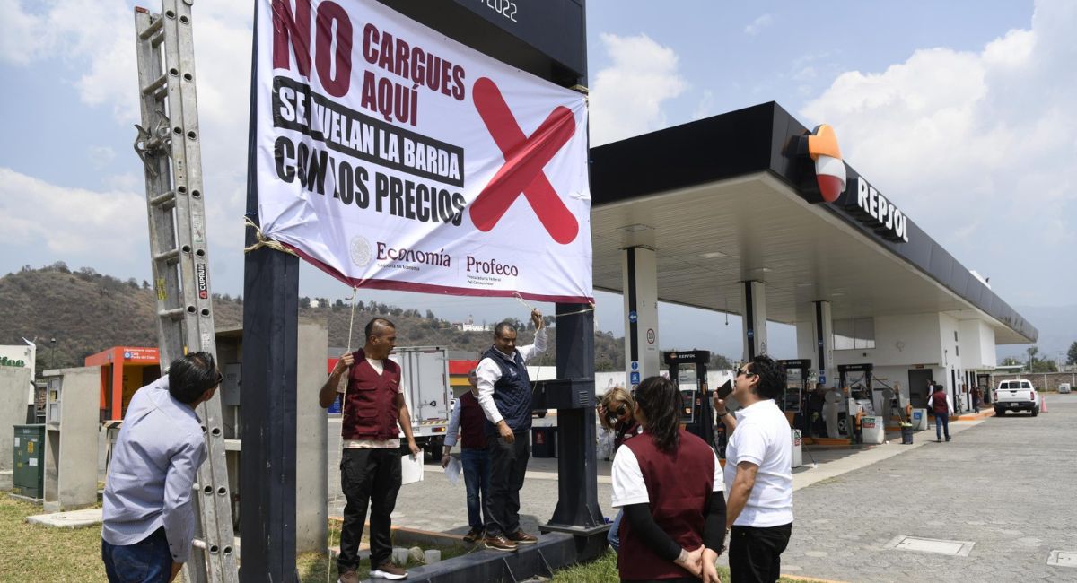 Profeco coloca primeras lonas de alerta en gasolineras con precios superiores a lo acordado