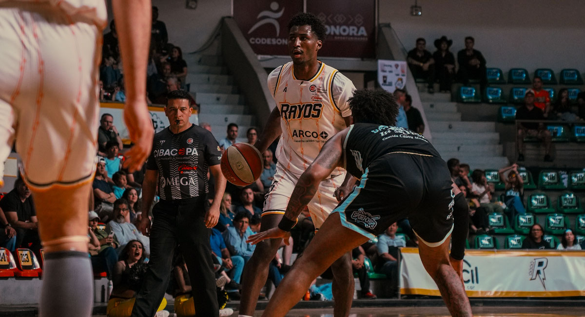 Gaddy conduce el balón ante la defensa de un jugador de Ángeles