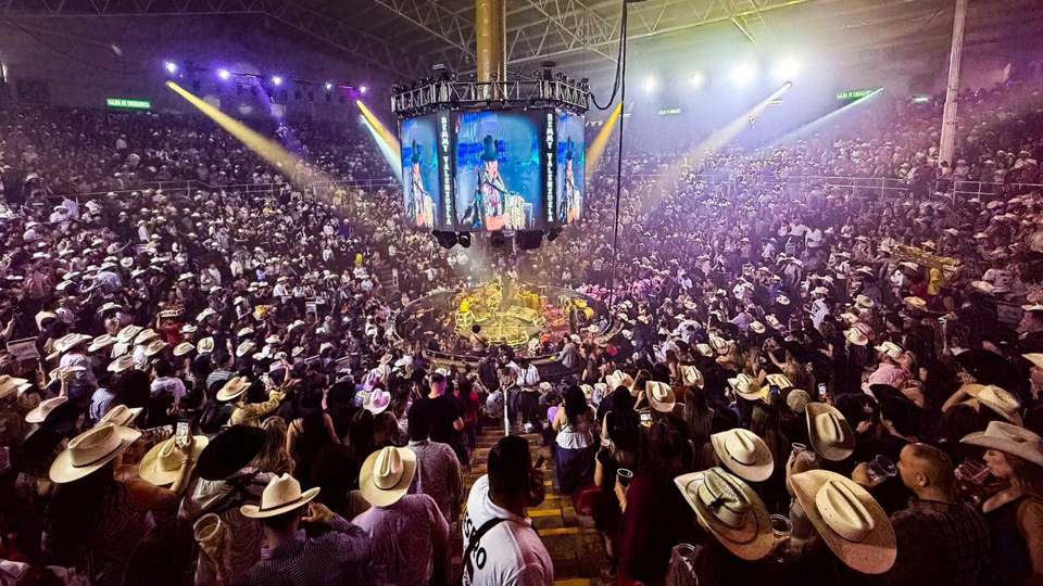 Remmy Valenzuela celebra sold out en la Expogan Sonora con varios invitados