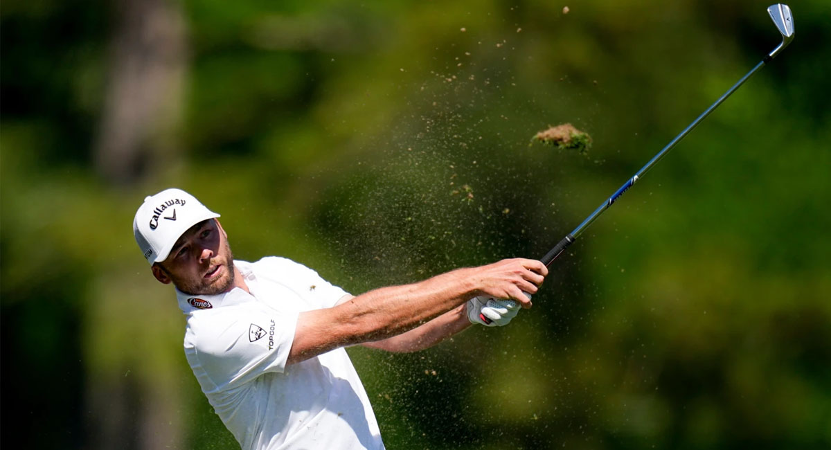 Sam Burns sigue en la pelea, a pesar de estar un poco alejado