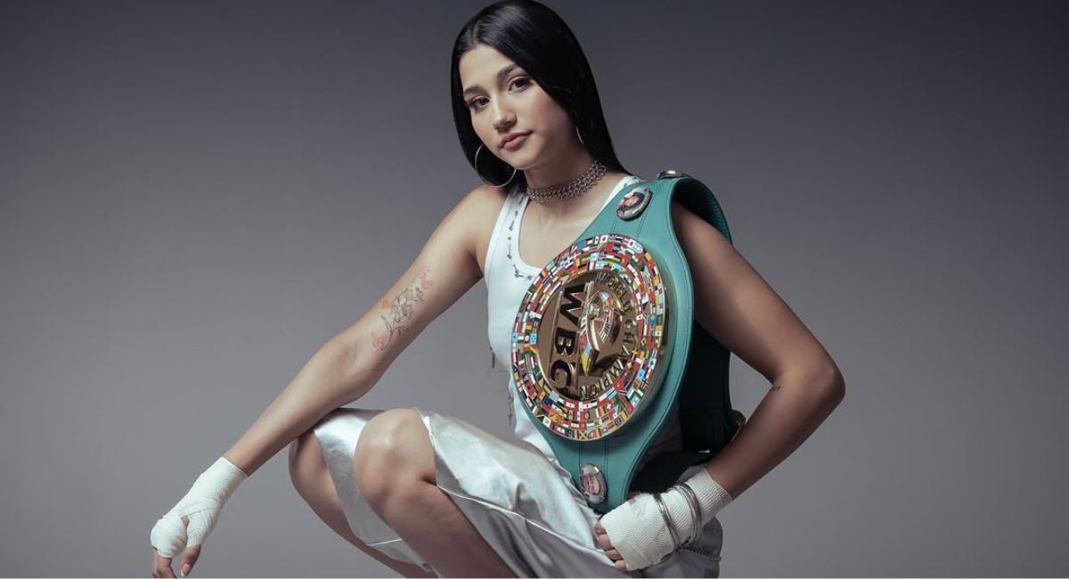 Santa Fe Klan lleva serenata romántica a boxeadora de Hermosillo