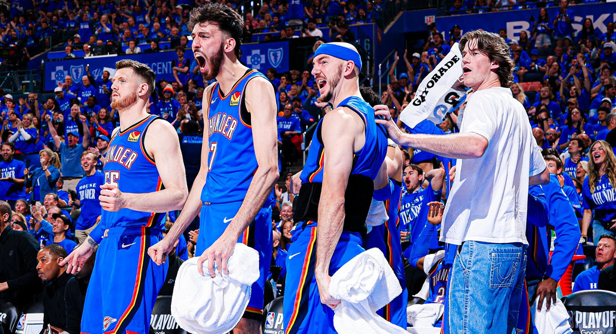 Los jugadores del Thunder festejan una anotación ante Phoenix