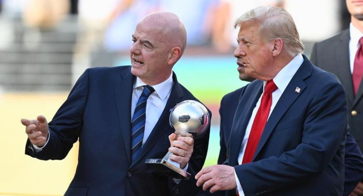 En la imagen, el director de la FIFA y Donald Trump