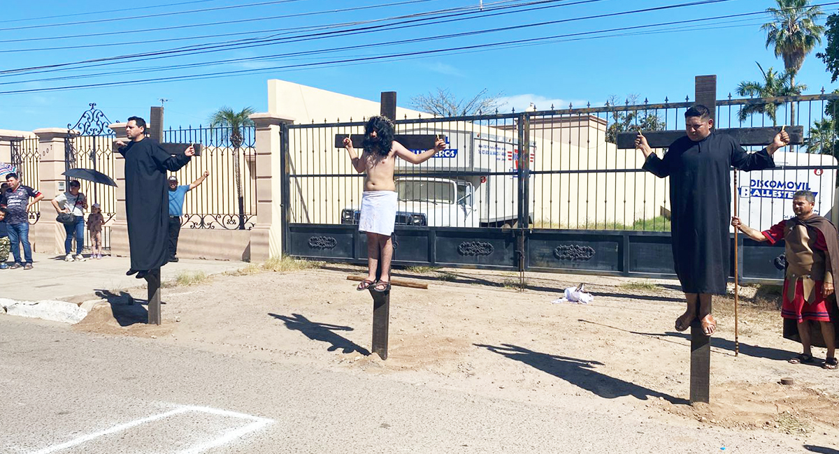 Feligreses católicos representan la pasión de Cristo en el viacrucis de Navojoa