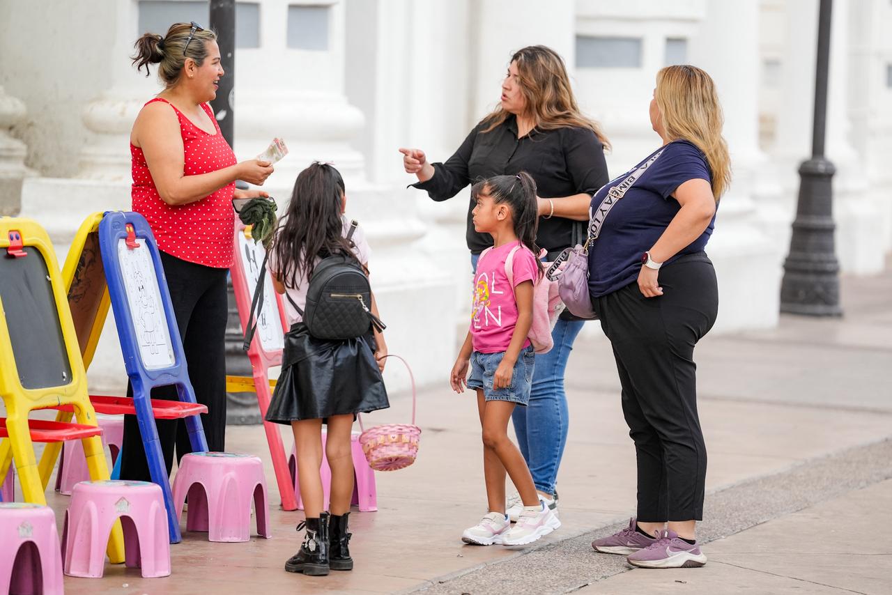 Se llena de 'conejitos' la Plaza Zaragoza con la búsqueda de huevos de Pascua