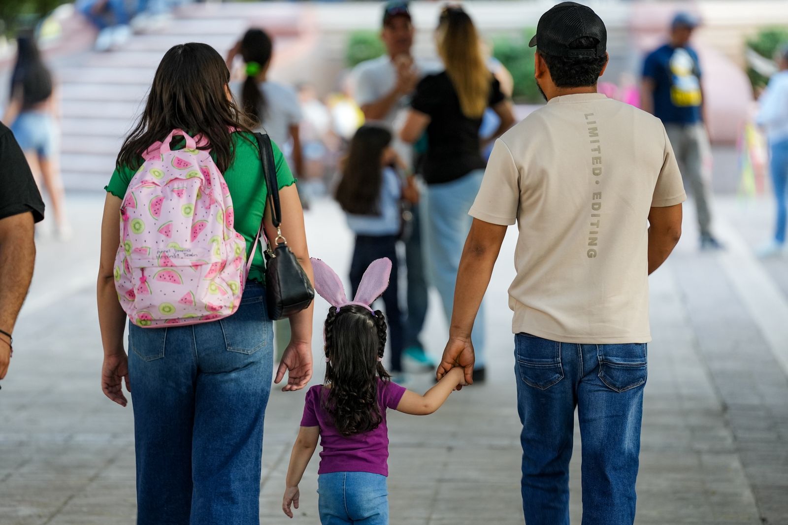Se llena de 'conejitos' la Plaza Zaragoza con la búsqueda de huevos de Pascua