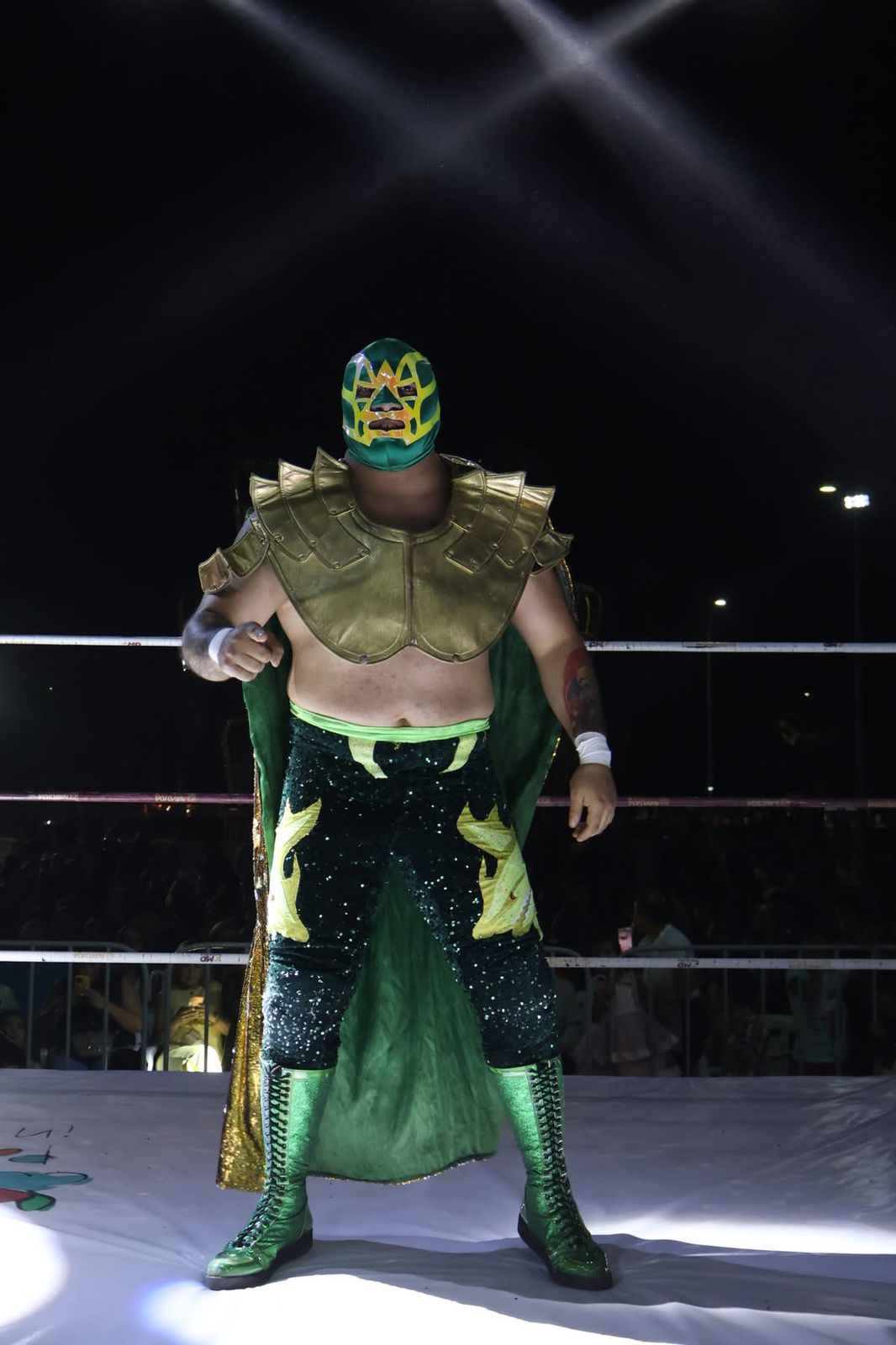 Hijo de Fishman arriba del ring