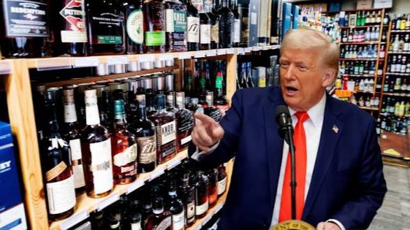 Trump retira de modo parcial aranceles sobre whisky británico tras visita de monarcas.