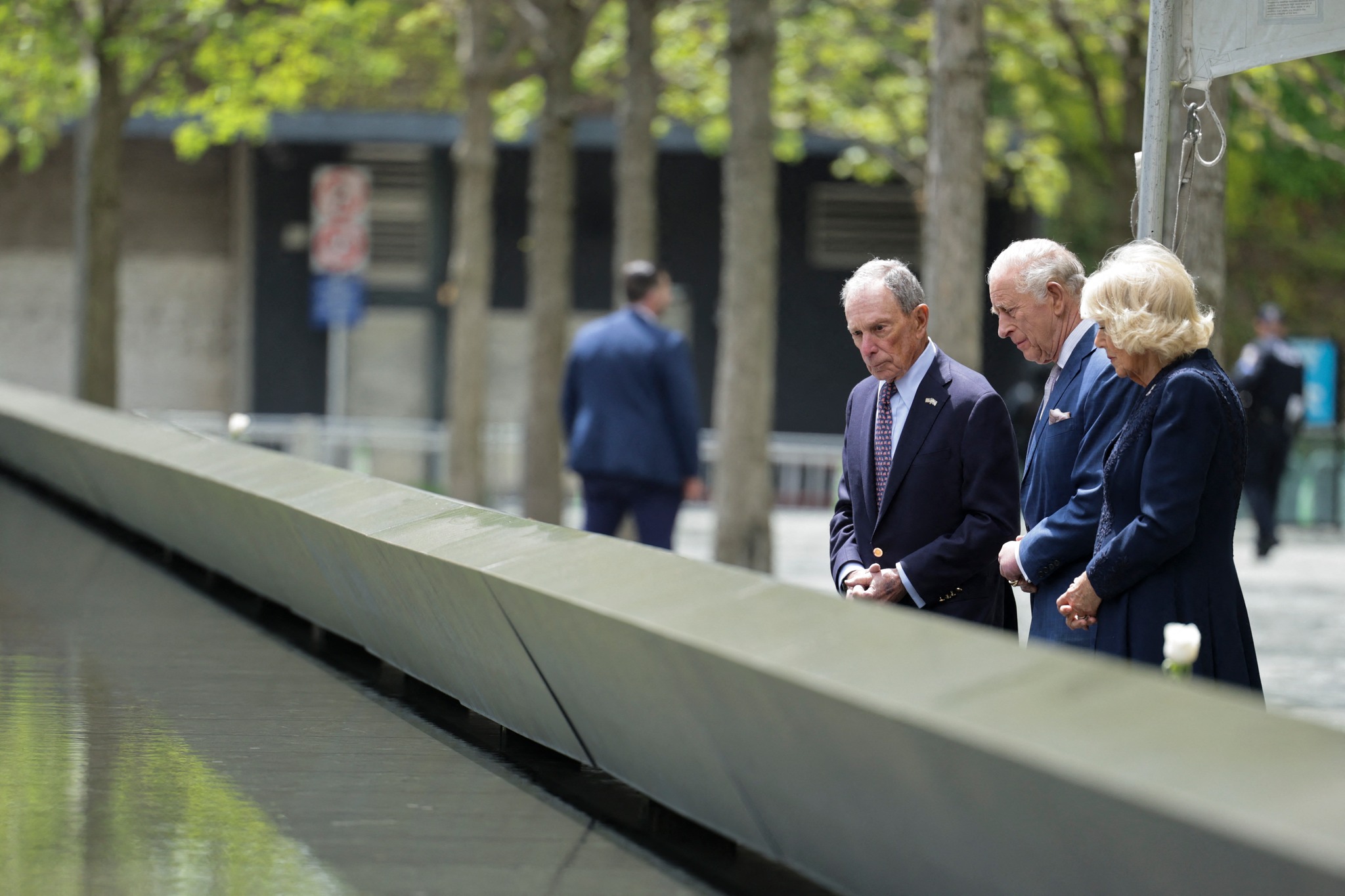 Carlos III y la reina Camilla depositan flores en el Memorial del 11-S en Nueva York