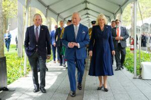 Carlos III y la reina Camilla depositan flores en el Memorial del 11-S en Nueva York