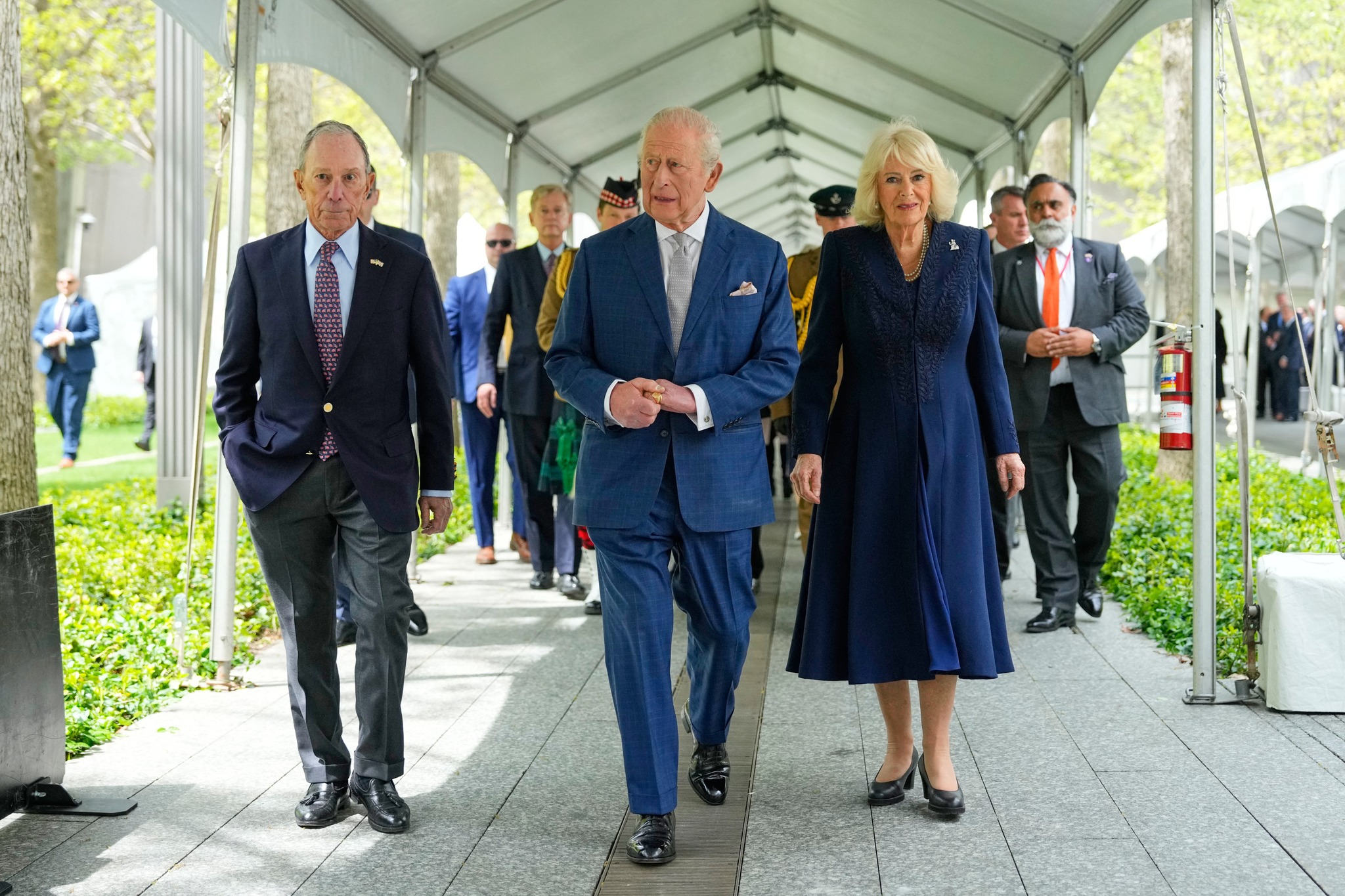 Carlos III y la reina Camilla depositan flores en el Memorial del 11-S en Nueva York