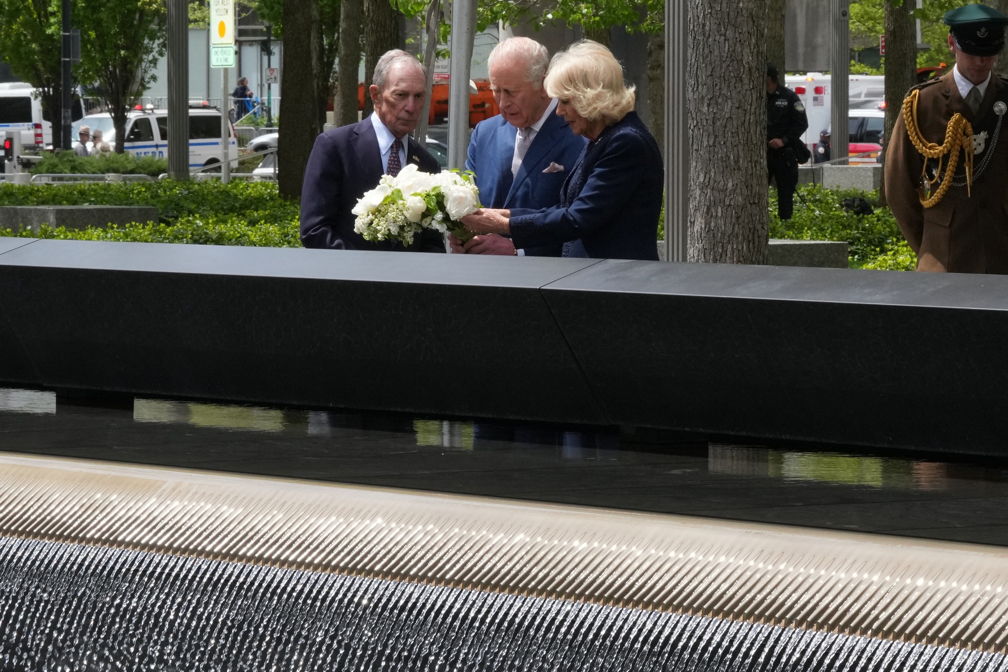 Carlos III y la reina Camilla depositan flores en el Memorial del 11-S en Nueva York