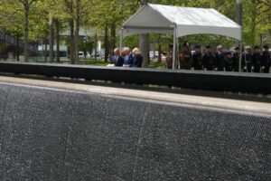 Carlos III y la reina Camilla depositan flores en el Memorial del 11-S en Nueva York
