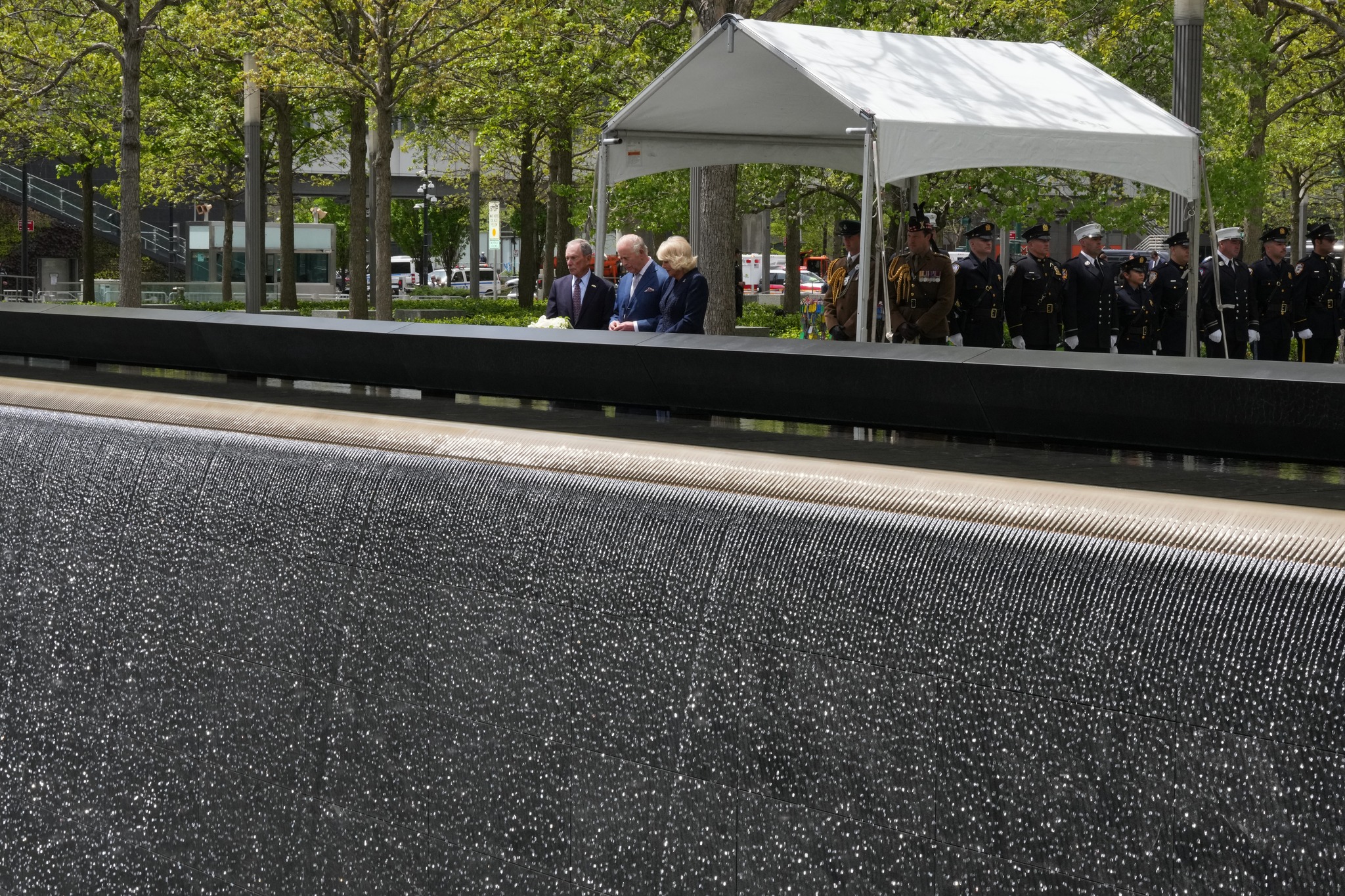 Carlos III y la reina Camilla depositan flores en el Memorial del 11-S en Nueva York