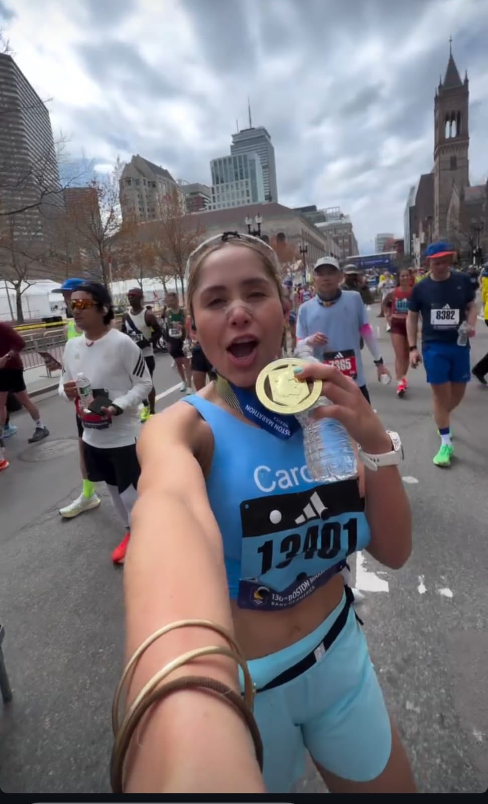Carolina con su medalla