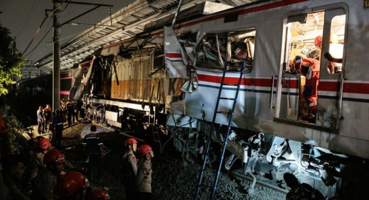 Choque de trenes en Indonesia deja 15 muertas