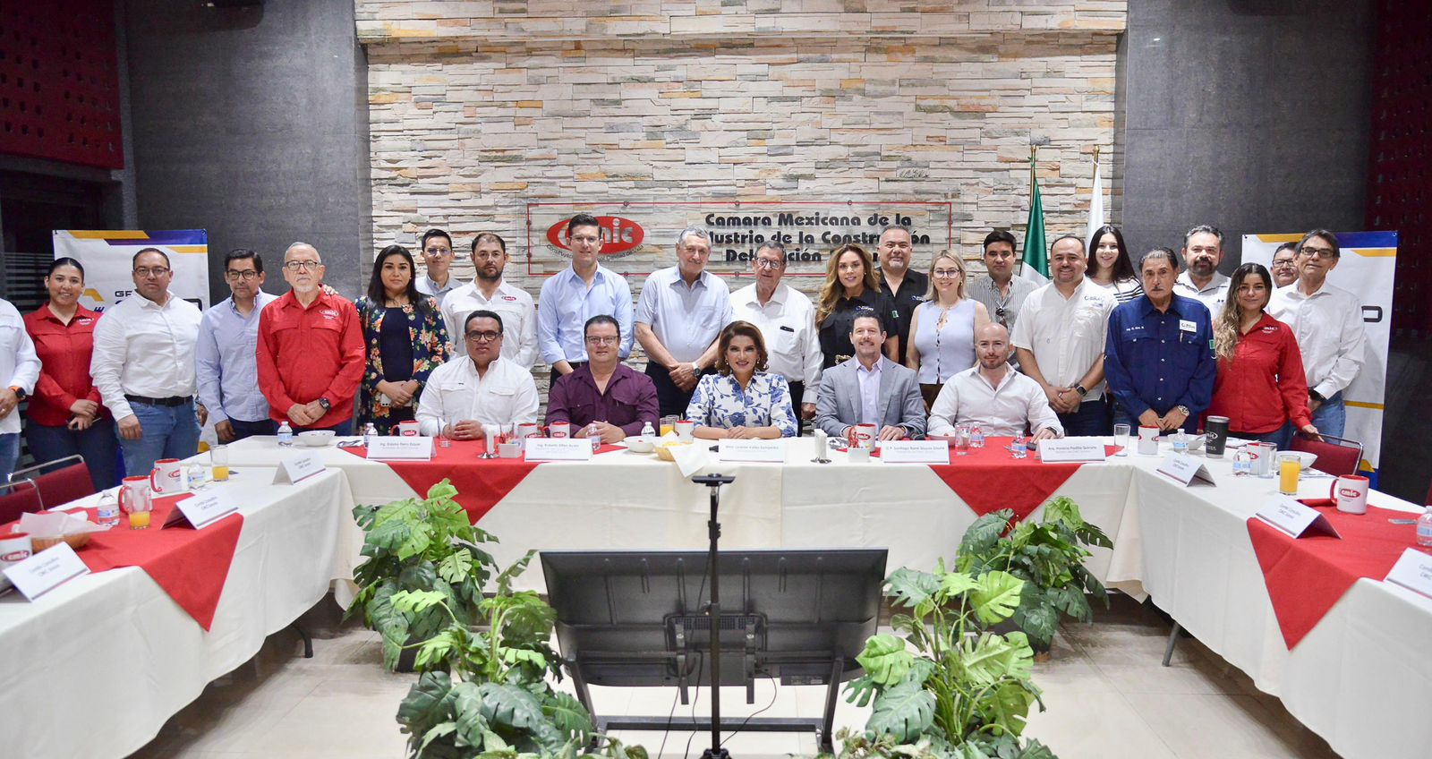 Destaca Lorenia Valles nueva política de infraestructura con bienestar en reunión con CMIC Sonora