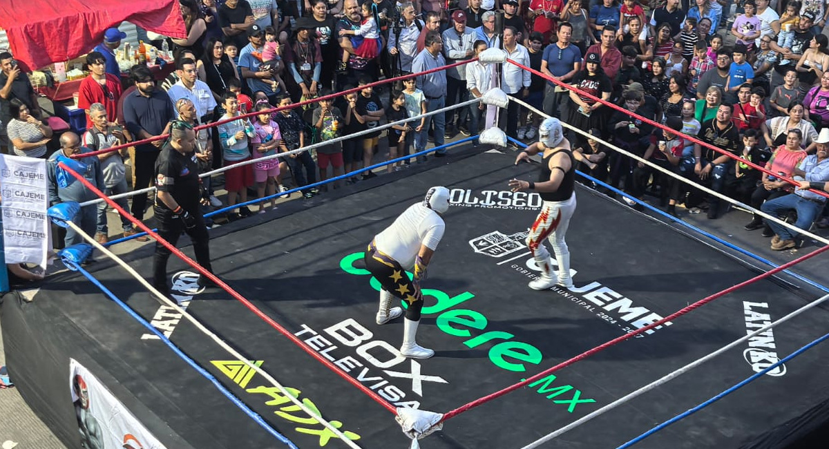 Los luchadores arriba del ring