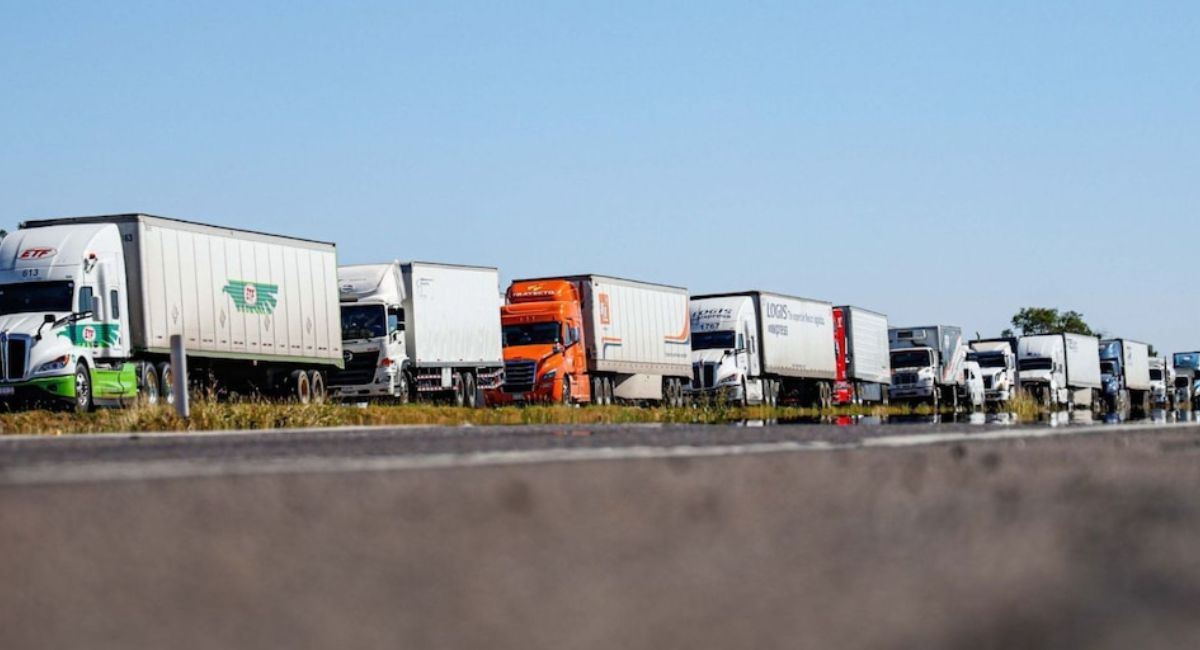 Transportistas paralizan carreteras este lunes 6 de abril