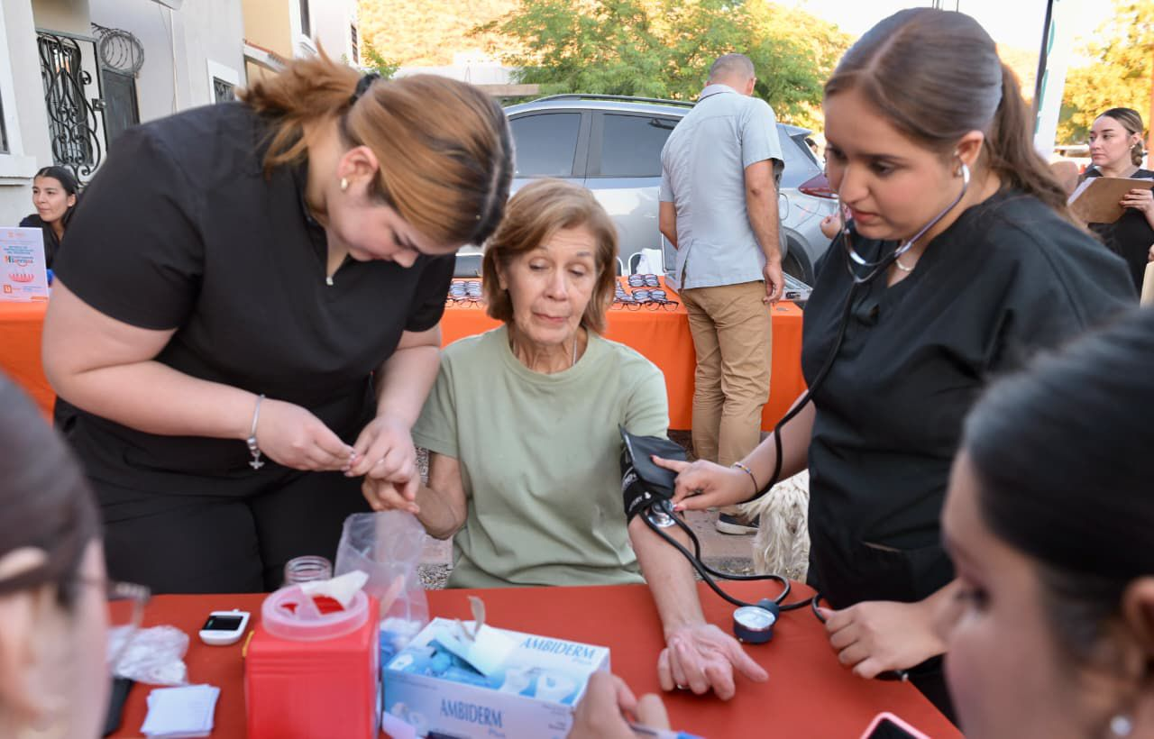 'Toño' Astiazarán acerca servicios municipales a vecinos de Urbi Villa del Cedro