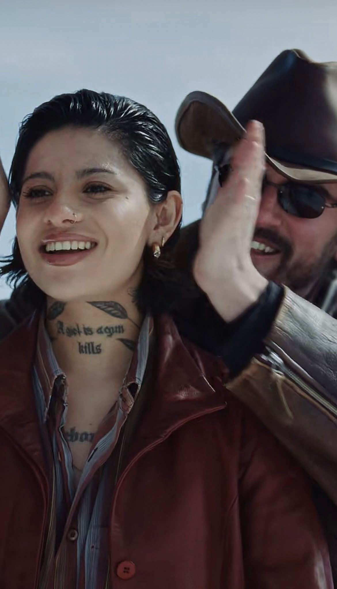 Christian Nodal estrena nuevo video y las redes señalan el parecido de la modelo con Cazzu