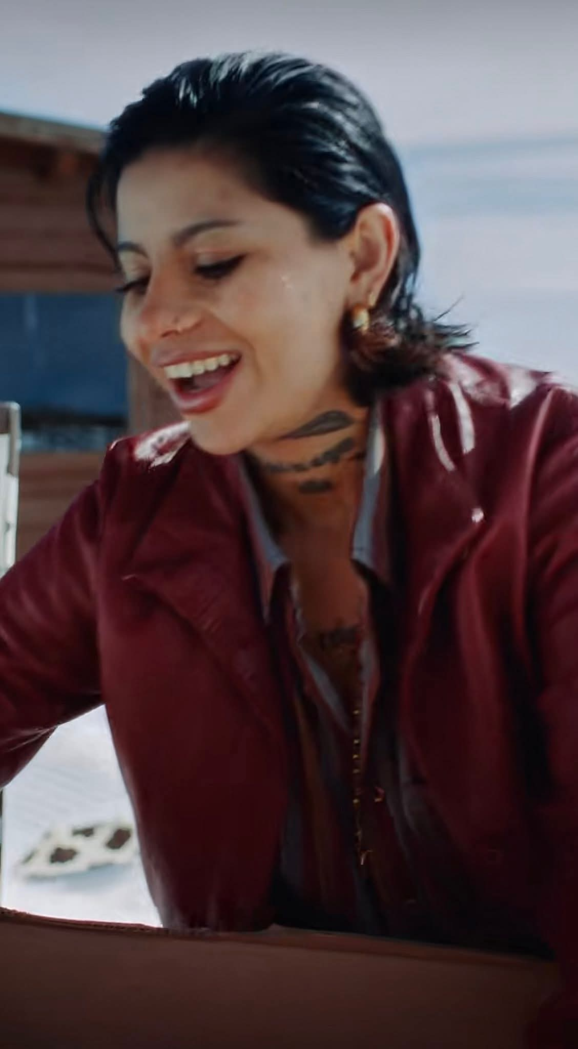 Christian Nodal estrena nuevo video y las redes señalan el parecido de la modelo con Cazzu