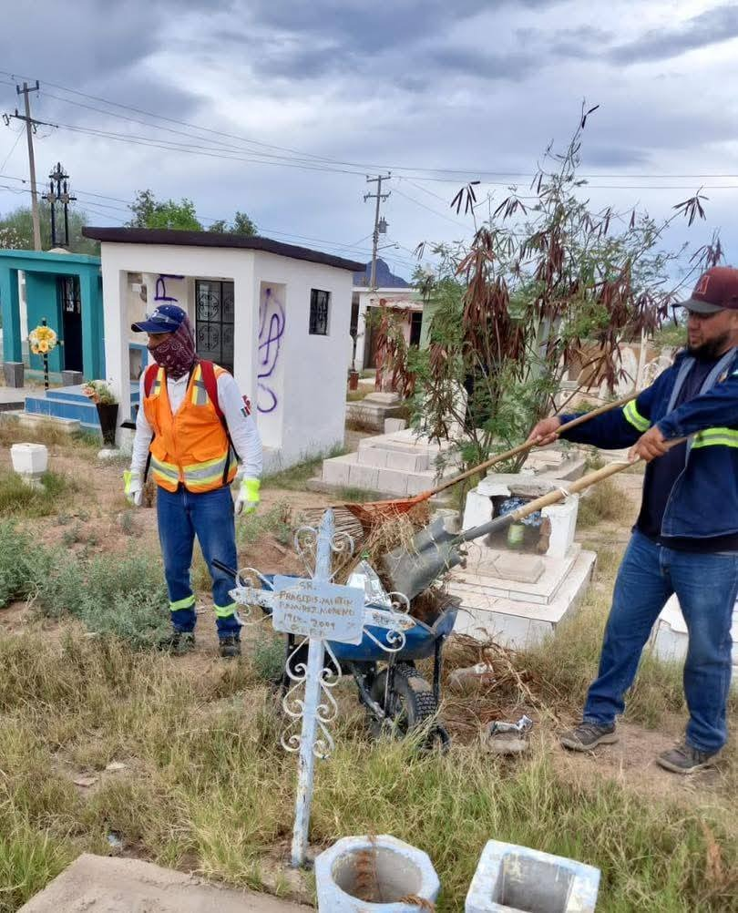 Se prepara el panteón municipal de Empalme para recibir el Día de las Madres