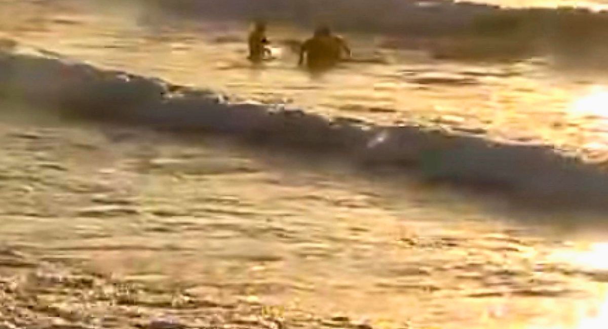 Se lanza al mar para salvar a 4 menores y muere en Puerto Lobos