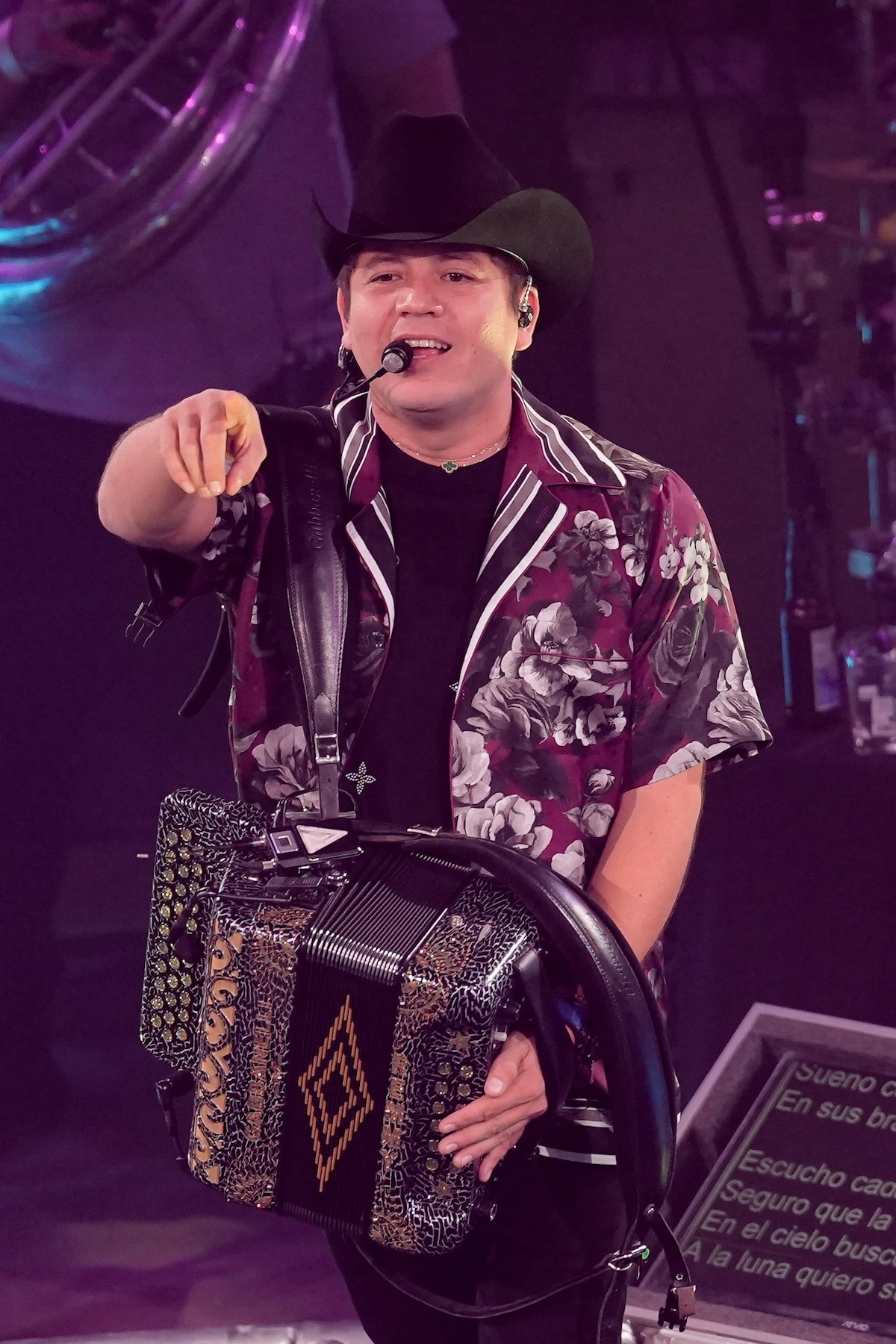 Remmy Valenzuela arma fiesta en Expogan Sonora