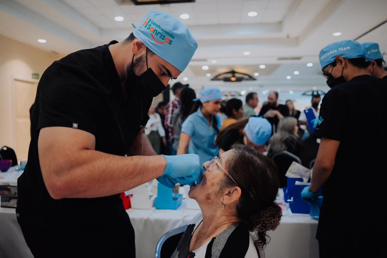 Entrega el alcalde 'Toño' Astiazarán prótesis dentales gratuitas en Hermosillo