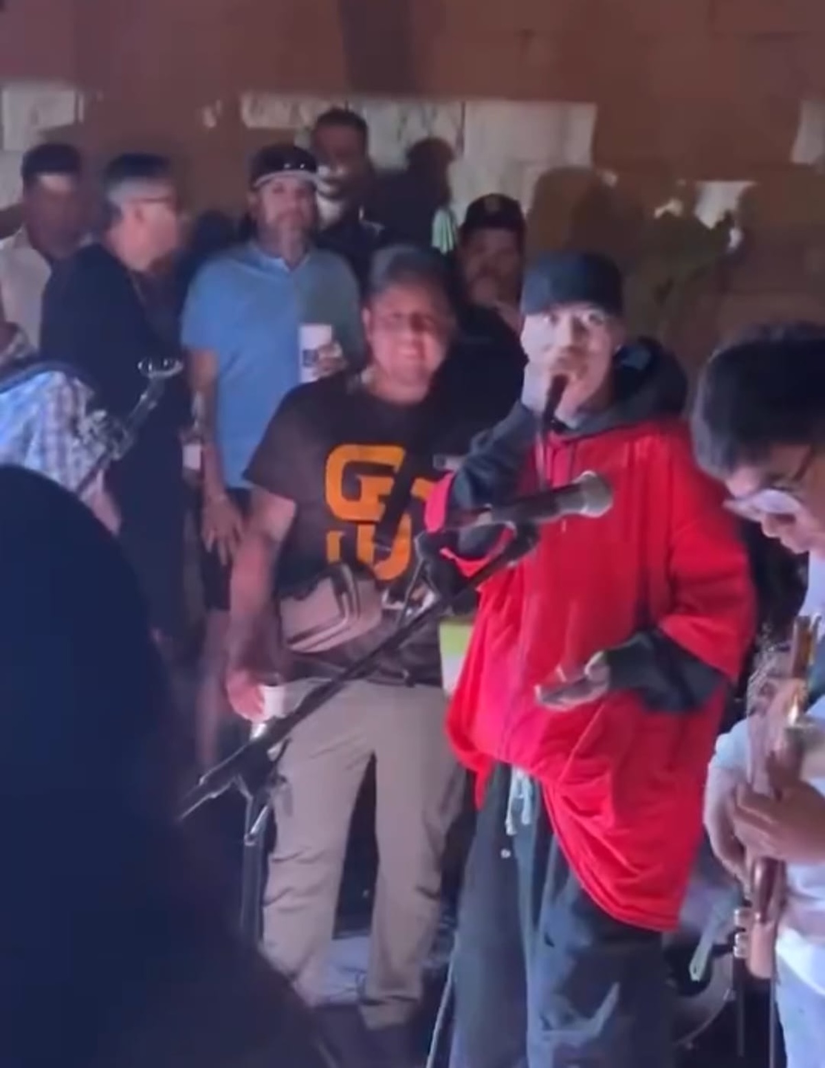 Santa Fe Klan canta con fans en San Carlos durante Semana Santa