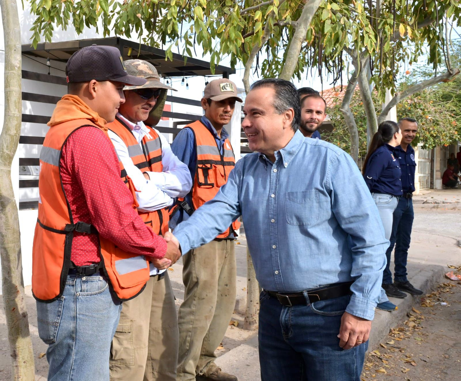Toño Astiazarán beneficia a habitantes de la calle Bernardo Reyes con recarpeteo