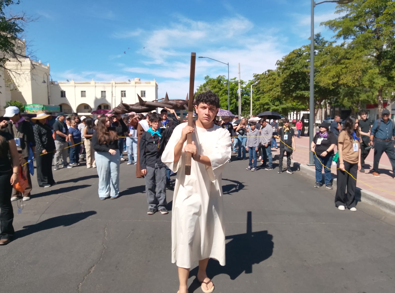 Acuden ciudadanos a viacrucis a la Catedral Metropolitana de Hermosillo este viernes