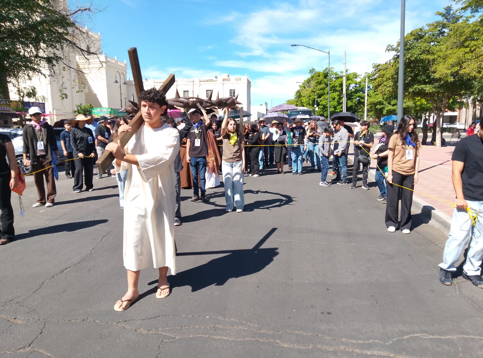 Acuden ciudadanos a viacrucis a la Catedral Metropolitana de Hermosillo este viernes