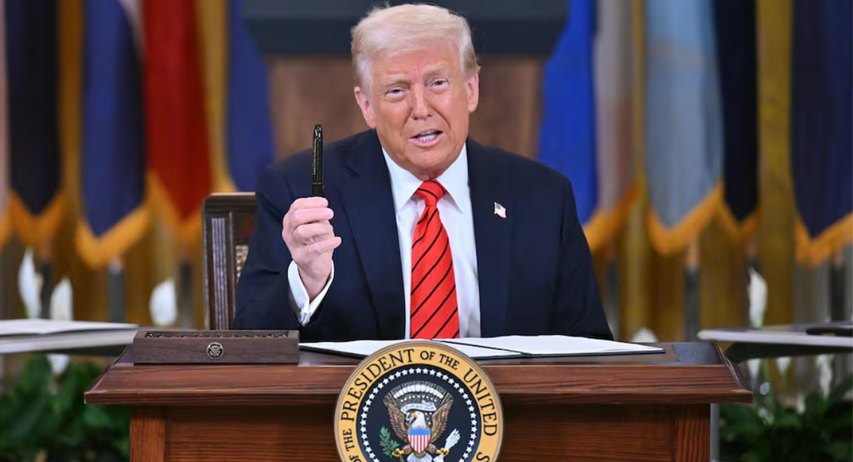 ¿Golpe a las remesas de México? Trump firma orden para que bancos revisen el estatus migratorio de sus clientes