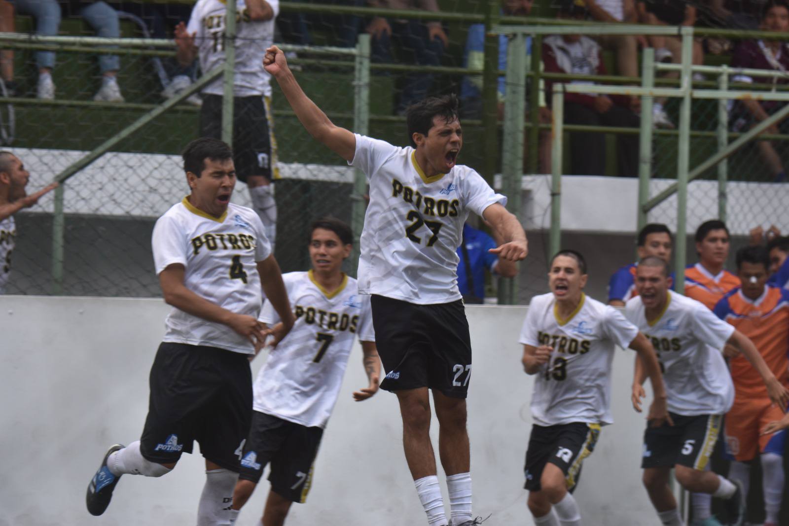 Jugadores celebrando