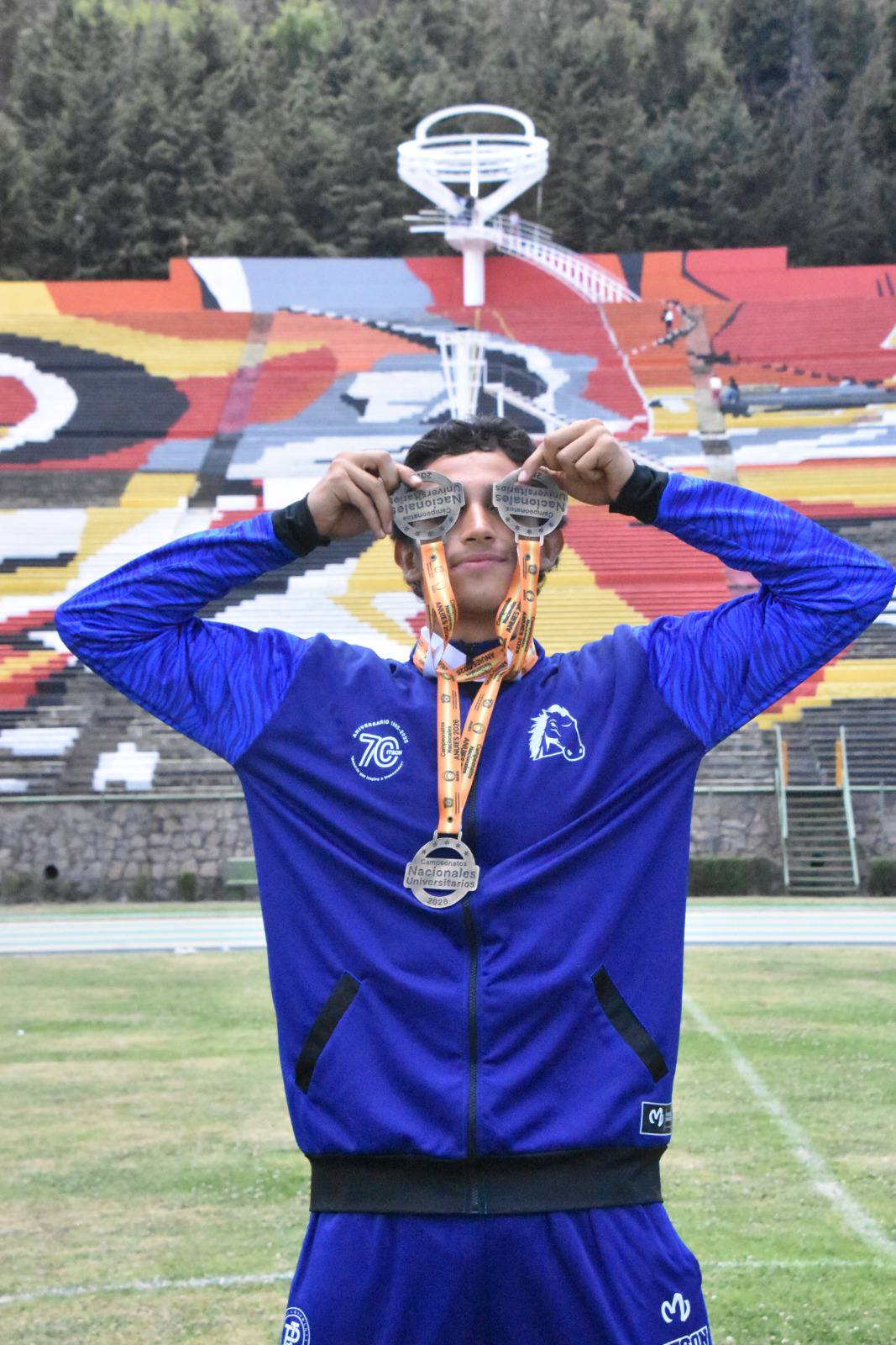 Juan con sus tres medallas