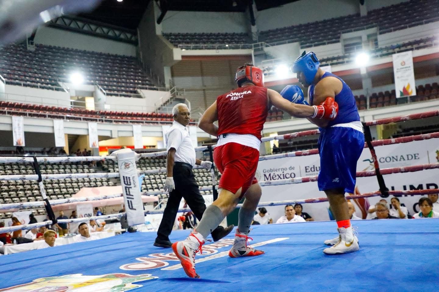 Ayala arriba del ring