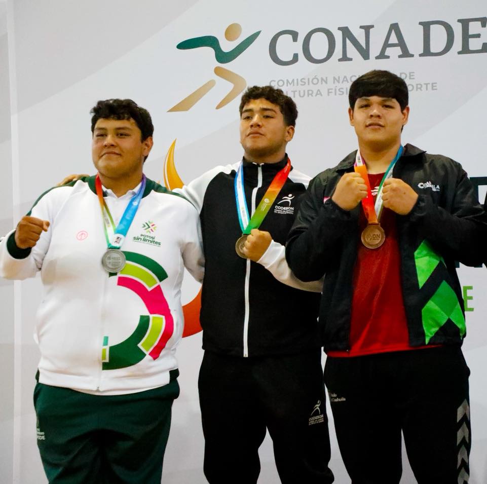 Daniel Ayala con su medalla
