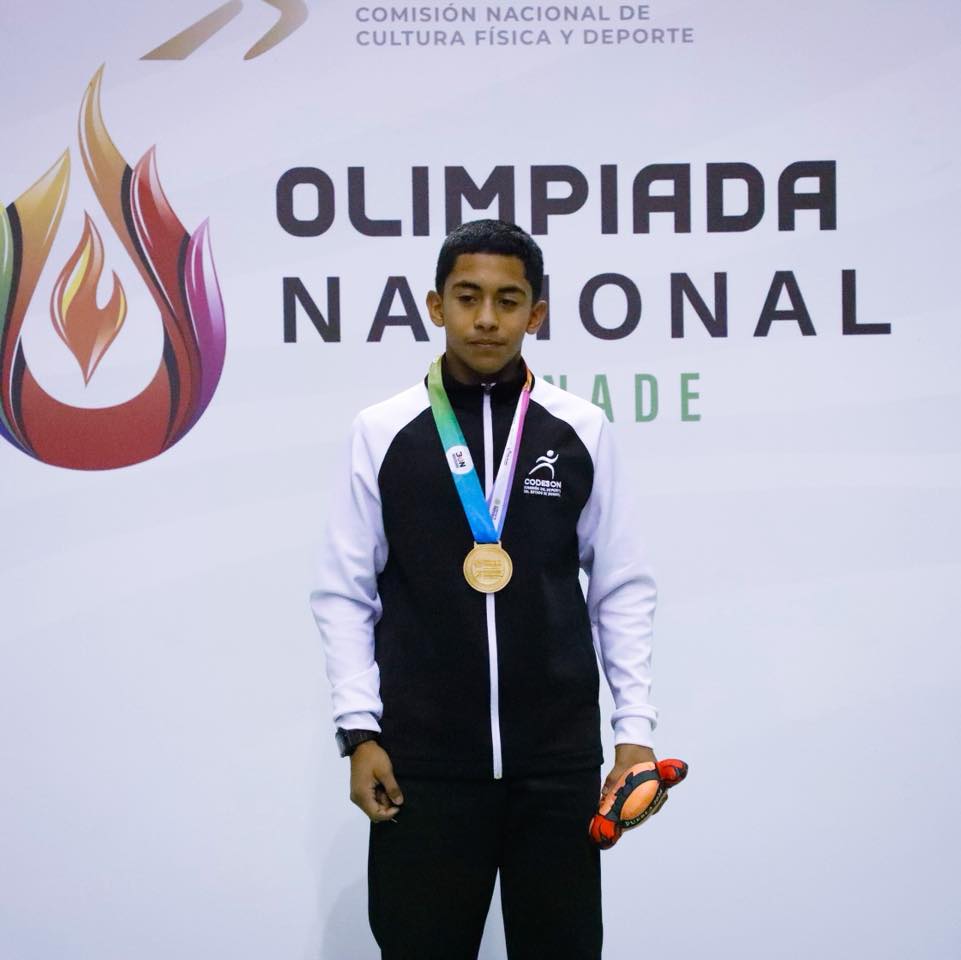 Sonorense con su medalla