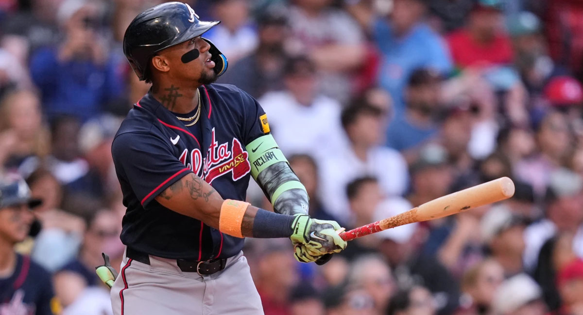 Acuña observa el vuelo de la esférica, después de conectar su grand slam