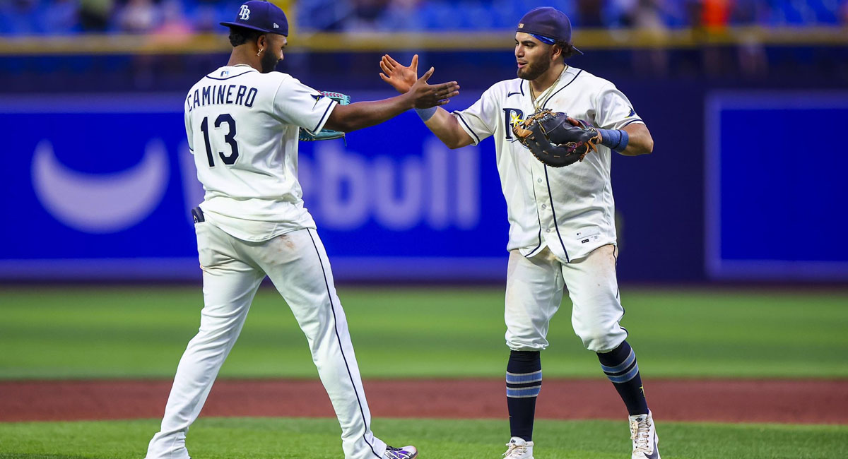 Caminero festeja la victoria junto al mexicano Jonathan Aranda