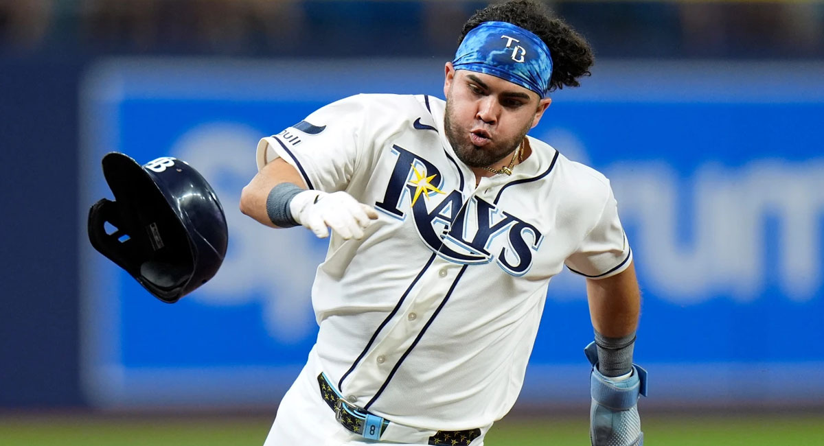 El mexicano Jonathan Aranda vuela por las bases para anotar con doblete de Díaz