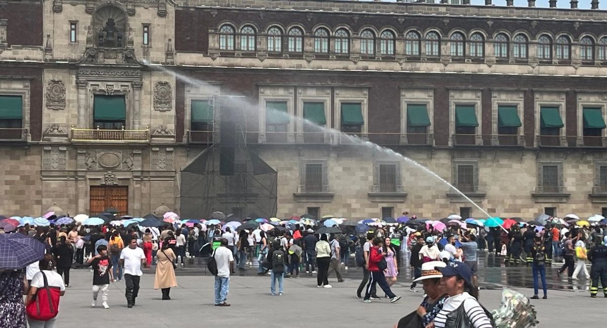 ARMYS llegan al Zócalo Capitalino para ver a BTS en el Palacio Nacional 