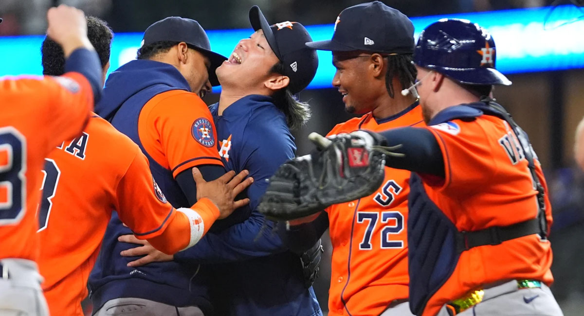 Imai (centro) celebra junto a Santa y el resto del equipo después de finalizar el encuentro