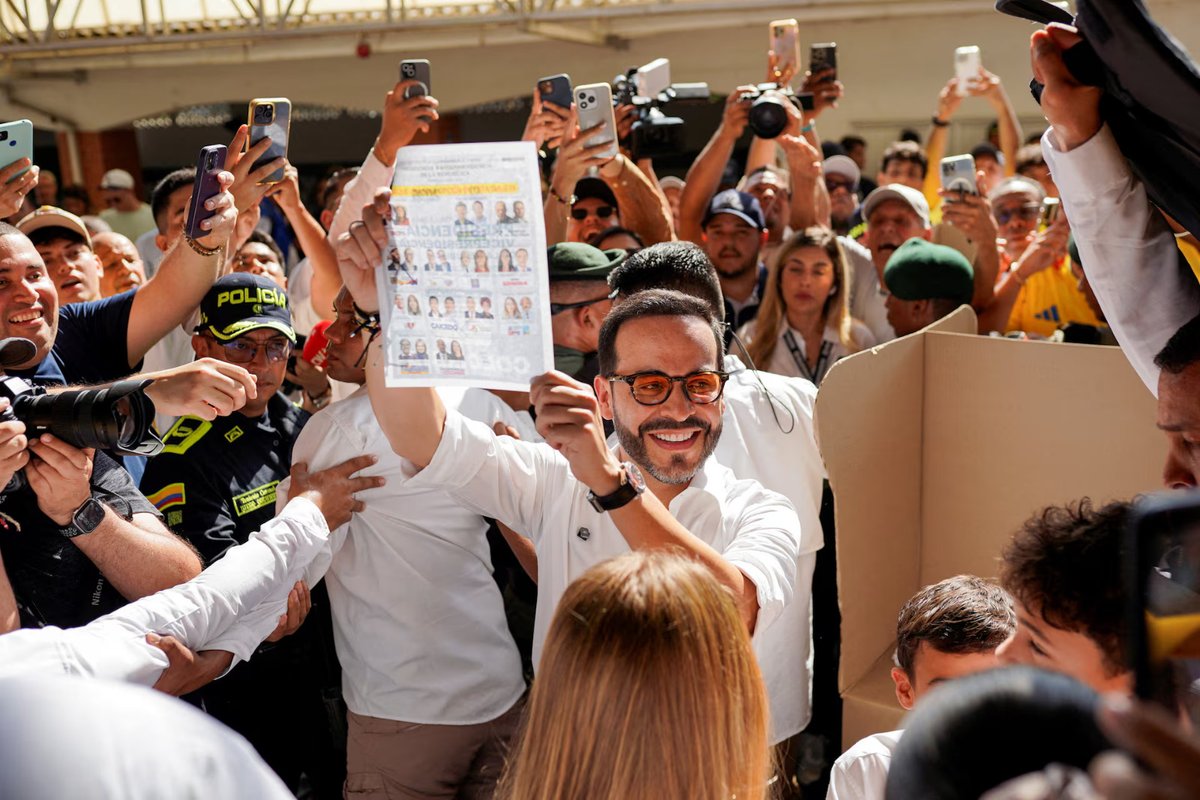 Abelardo de la Espriella avanza a segunda vuelta de las elecciones presidenciales de Colombia.