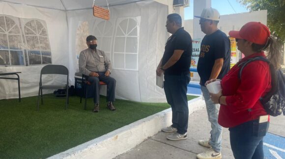 Pese a complicaciones, adulto mayor se mantiene en huelga de hambre frente a Congreso de Sonora