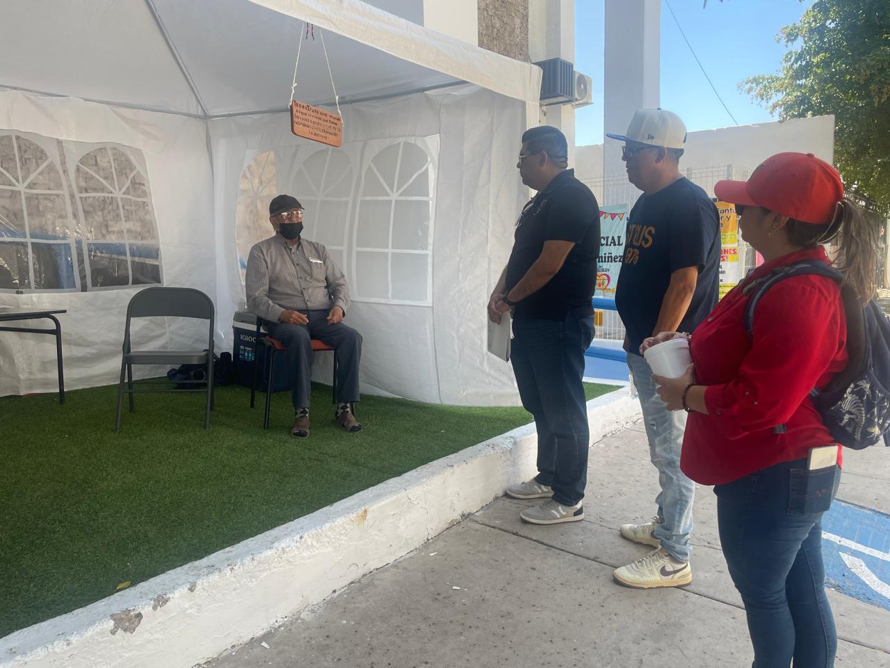 Adulto mayor que realiza huelga de hambre presenta complicaciones